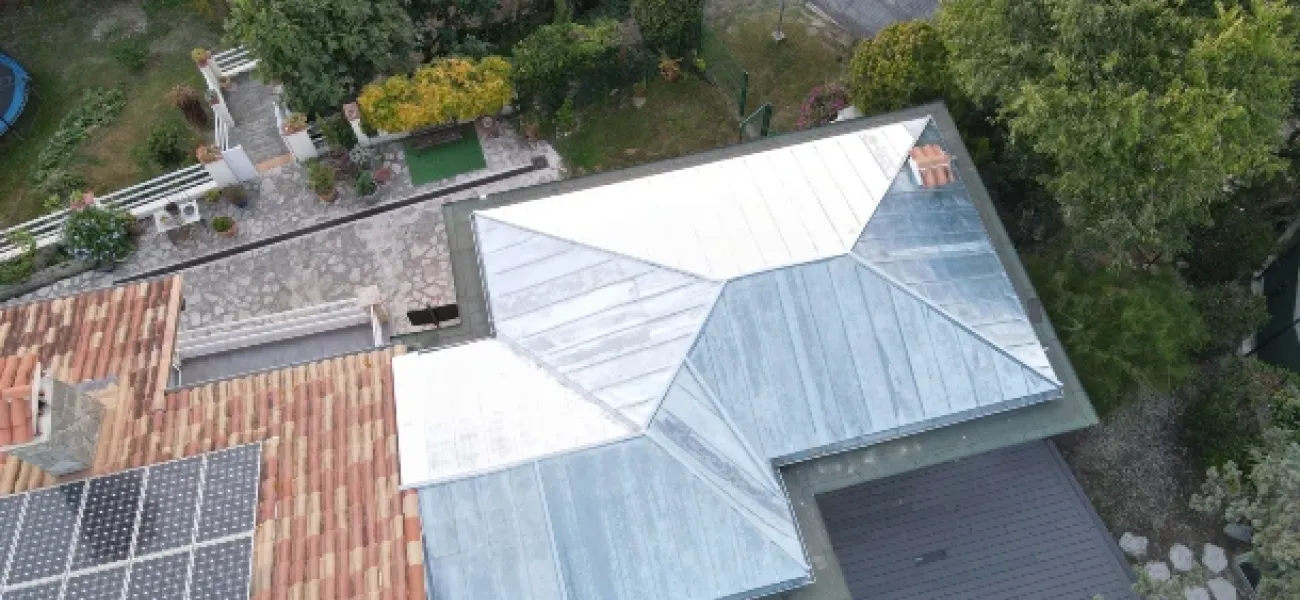 Pose de couverture en zinc naturel sur une maison passive à Nice (06)