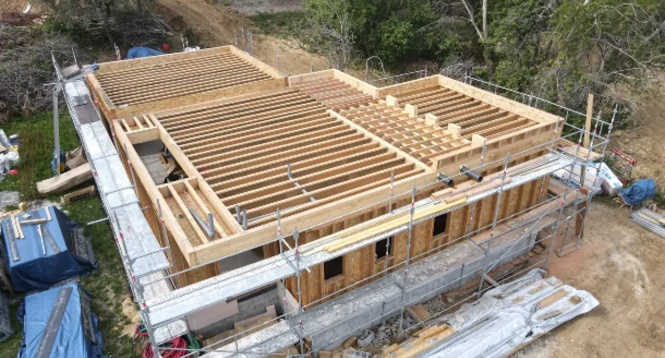 Vue aérienne d'une construction de maison passive à ossature bois avec étage en région PACA